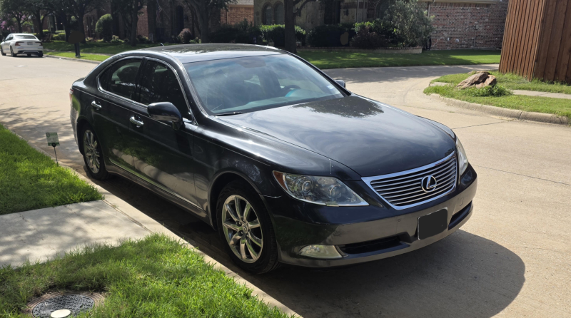 File:2007 Lexus LS460.png